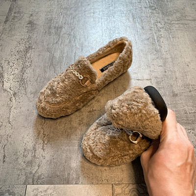 Elegantne ženske perje s kopčom