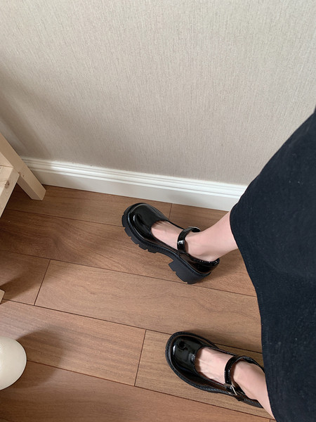 Alkalmi női cipő pánttal - fekete színű