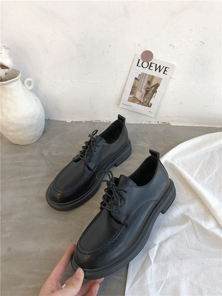 Klasszikus női bőr fűzős cipő