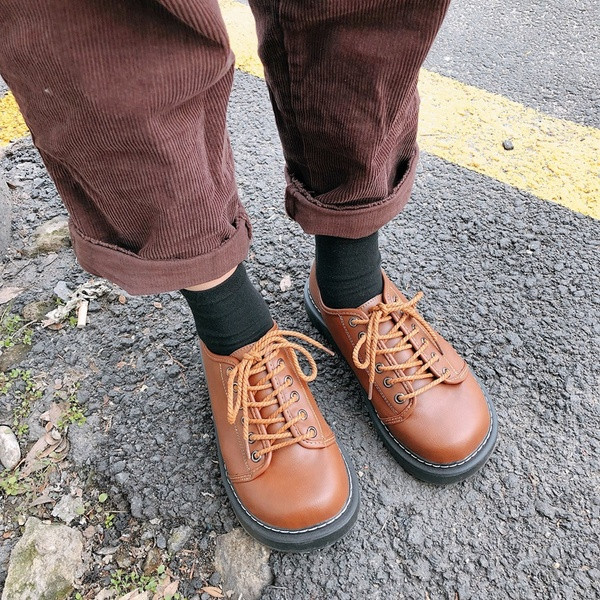 Női alkalmi bőr cipő fűzővel és lapos talppal