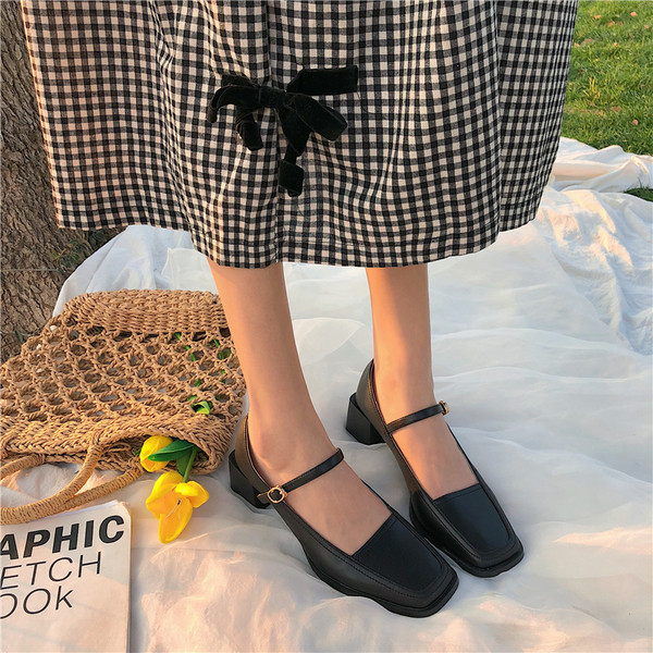 Női alkalmi cipő alacsony 5 cm-es sarokkal és pánttal