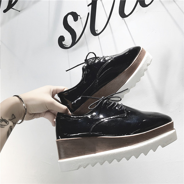 Női alkalmi cipő fűzős, magas talpú