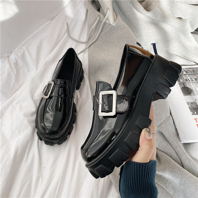 Μοντέρνα γυναικεία παπούτσια από οικολογικό δέρμα με αγκράφα σε μαύρο χρώμα