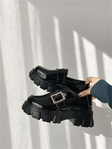 Μοντέρνα γυναικεία παπούτσια από οικολογικό δέρμα με αγκράφα σε μαύρο χρώμα
