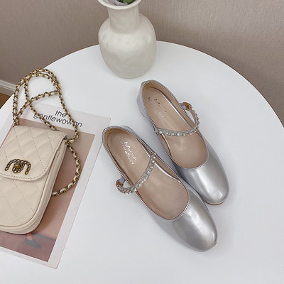 Női lakkcipő pánttal és kövekkel