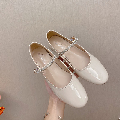 Női lakkcipő pánttal és kövekkel