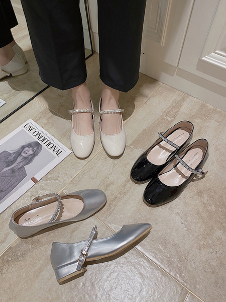 Női lakkcipő pánttal és kövekkel