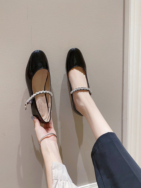 Női lakkcipő pánttal és kövekkel