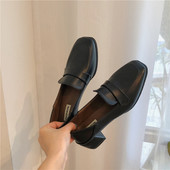 Stílusos női cipő eko bőrből, vastag sarokkal