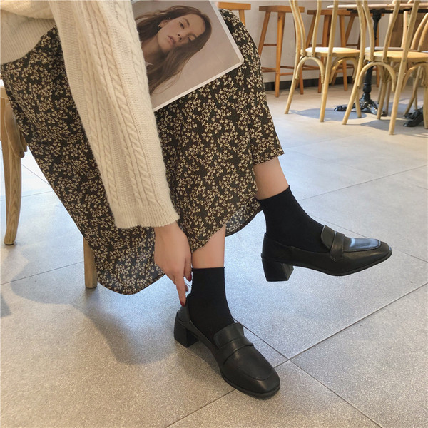 Stílusos női cipő eko bőrből, vastag sarokkal