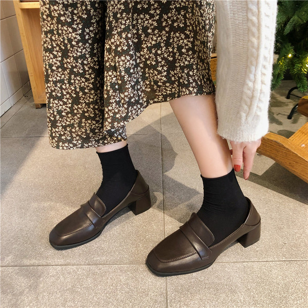 Stílusos női cipő eko bőrből, vastag sarokkal