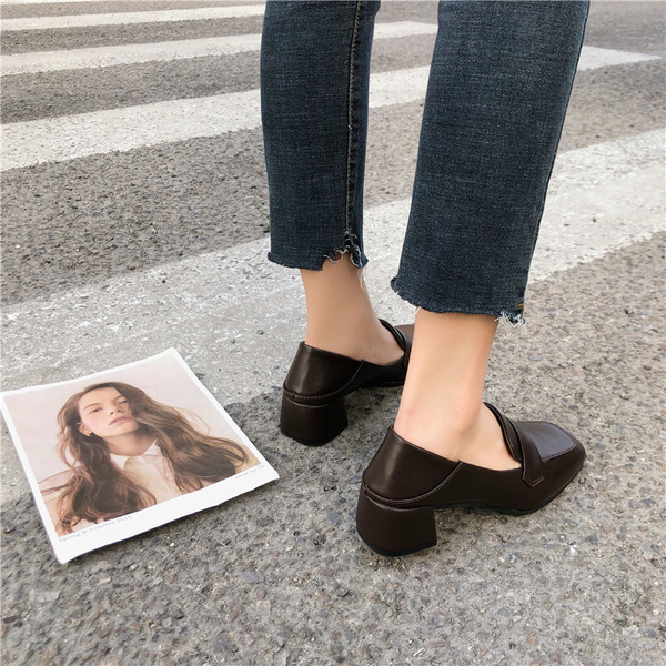 Stílusos női cipő eko bőrből, vastag sarokkal