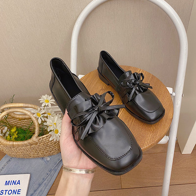 Női bőrcipő szalaggal - lapos talppal