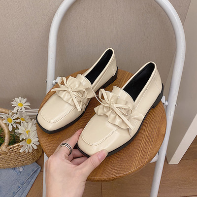 Női bőrcipő szalaggal - lapos talppal