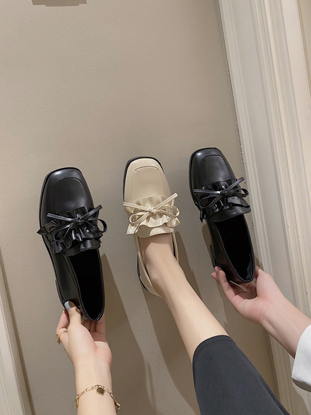 Női bőrcipő szalaggal - lapos talppal