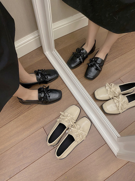 Női bőrcipő szalaggal - lapos talppal