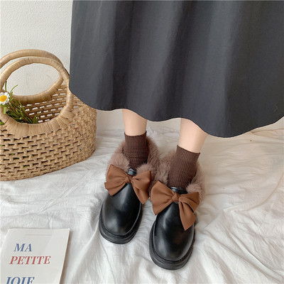 Új női cipőmodell szalaggal és pehellyel