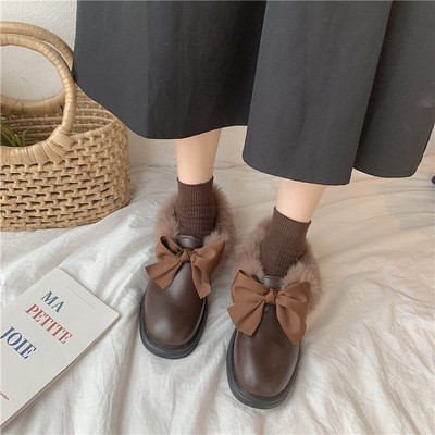 Új női cipőmodell szalaggal és pehellyel