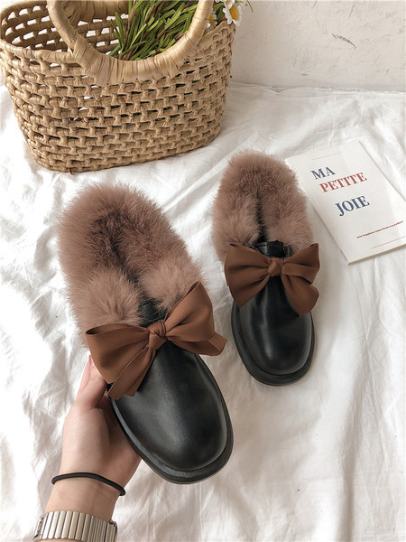 Új női cipőmodell szalaggal és pehellyel