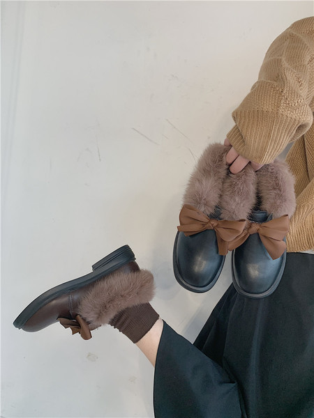 Új női cipőmodell szalaggal és pehellyel