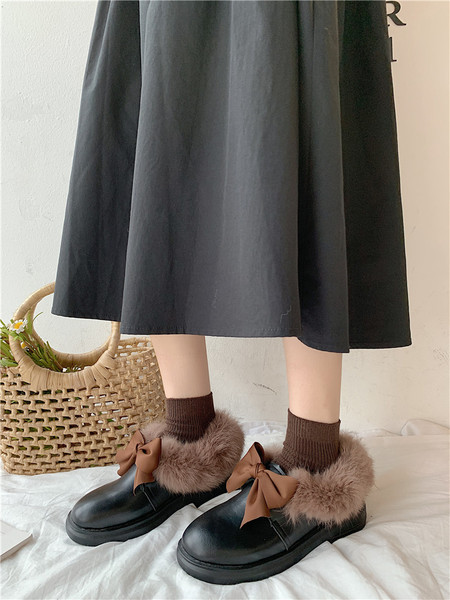 Új női cipőmodell szalaggal és pehellyel