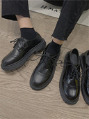 Alkalmi női cipő fűzővel és lapos talppal, fekete színben