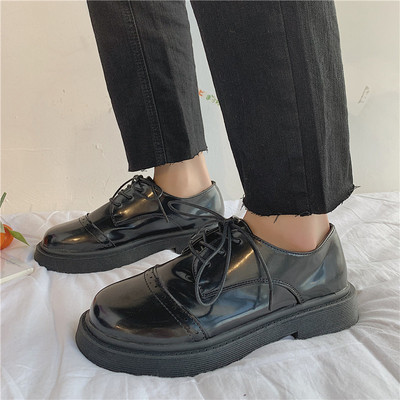 Alkalmi női cipő fűzővel és lapos talppal, fekete színben