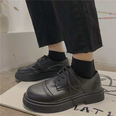 Alkalmi női cipő fűzővel és lapos talppal, fekete színben