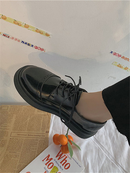 Alkalmi női cipő fűzővel és lapos talppal, fekete színben