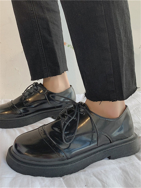 Alkalmi női cipő fűzővel és lapos talppal, fekete színben