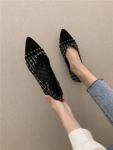 Hegyes modell elegáns női cipő lapos talppal