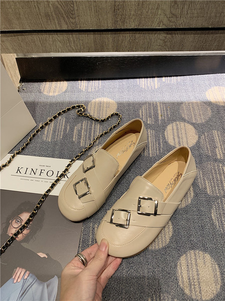 Női alkalmi cipő eko bőrből, fém csatokkal