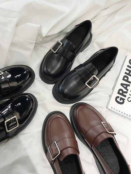 Női alkalmi bőrcipő fém csattal barna és fekete színben