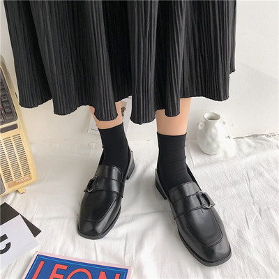 Γυναικεία έκο δερμάτινα παπούτσια με αγκράφα