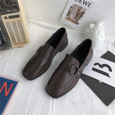 Γυναικεία έκο δερμάτινα παπούτσια με αγκράφα