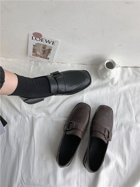 Γυναικεία έκο δερμάτινα παπούτσια με αγκράφα