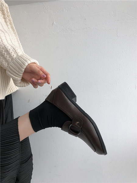 Γυναικεία έκο δερμάτινα παπούτσια με αγκράφα