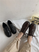 Retro stílusú, fűzős női bőrcipő