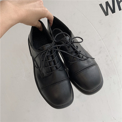 Retro stílusú, fűzős női bőrcipő