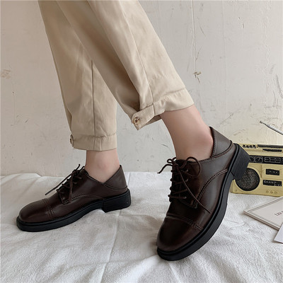 Retro stílusú, fűzős női bőrcipő