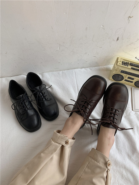 Retro stílusú, fűzős női bőrcipő