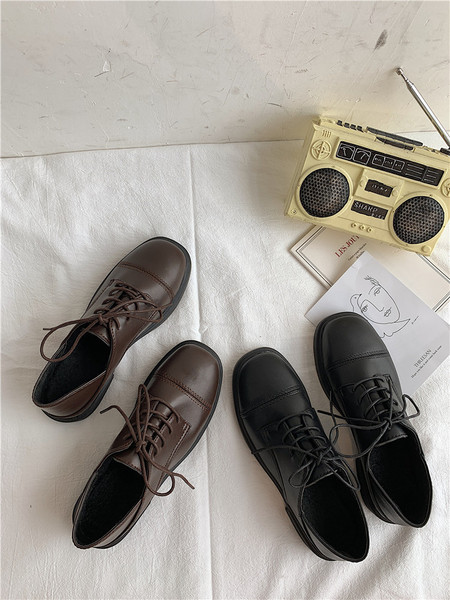 Retro stílusú, fűzős női bőrcipő