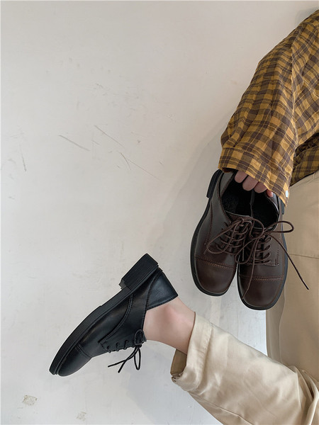 Retro stílusú, fűzős női bőrcipő