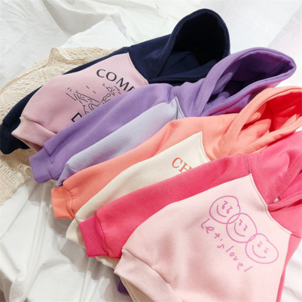 Sport gyerek pulóver kapucnival és különféle alkalmazásokkal