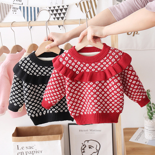 Új modell gyerekpulóver fürtökkel és ovális nyakkivágással