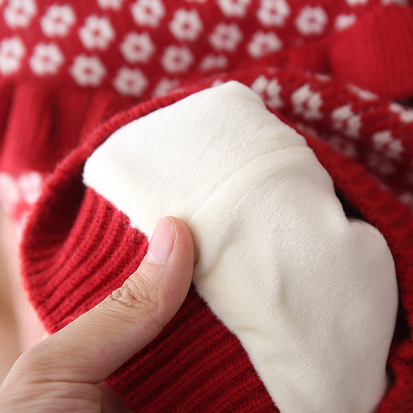 Új modell gyerekpulóver fürtökkel és ovális nyakkivágással