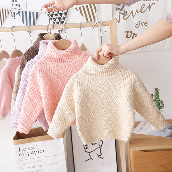 Alkalmi téli pulóver magas gallérral lányoknak