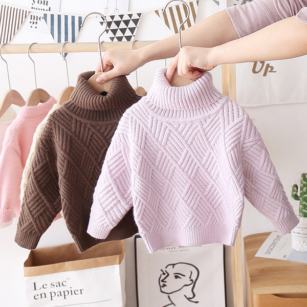 Alkalmi téli pulóver magas gallérral lányoknak