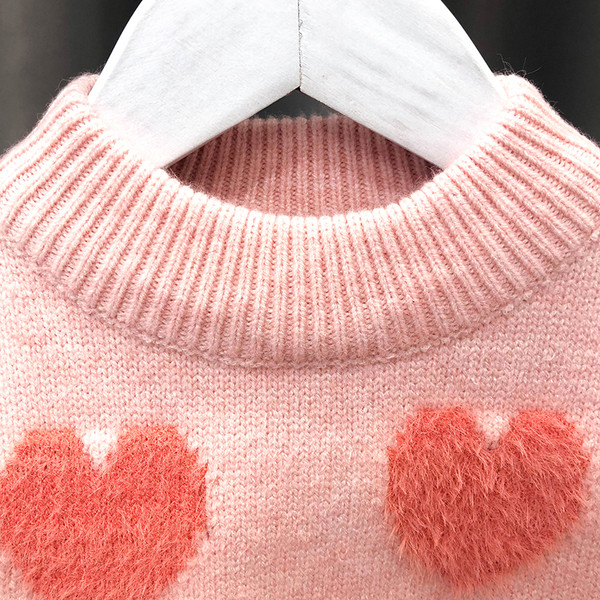 Kötött gyerek pulóver szívecskékkel és gyöngyökkel