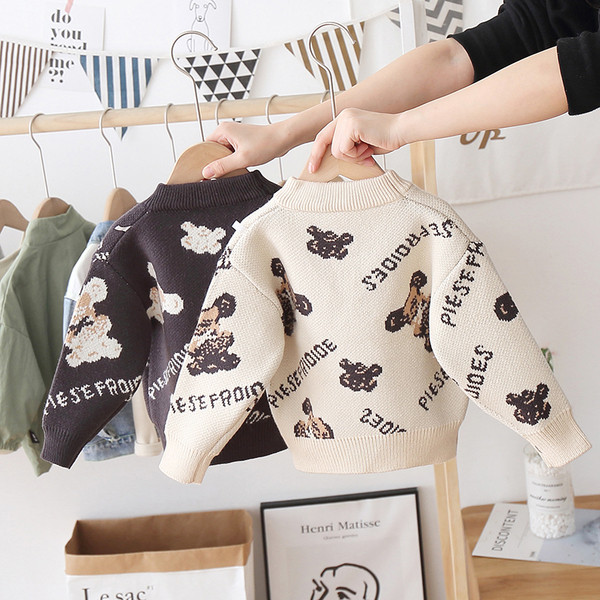 Alkalmi gyerekpulóver ovális nyakkivágással és színes rátéttel